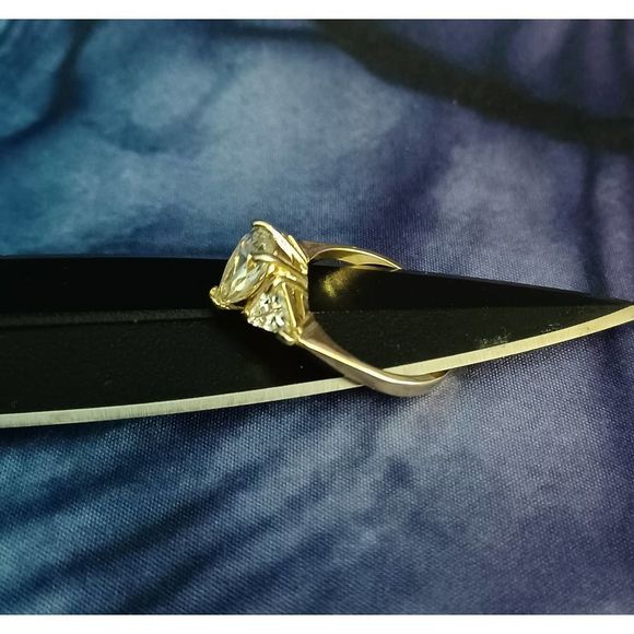 Swarovski Elements - Size 7.5 - 18K gold plated ring as pictured - Picture 2 of 6